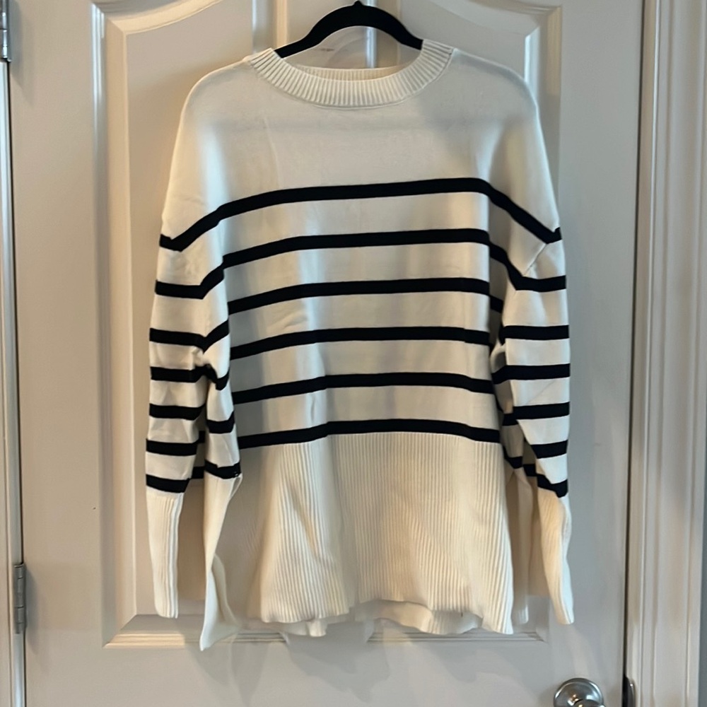 Zesica XXL Women’s white and black striped sweater